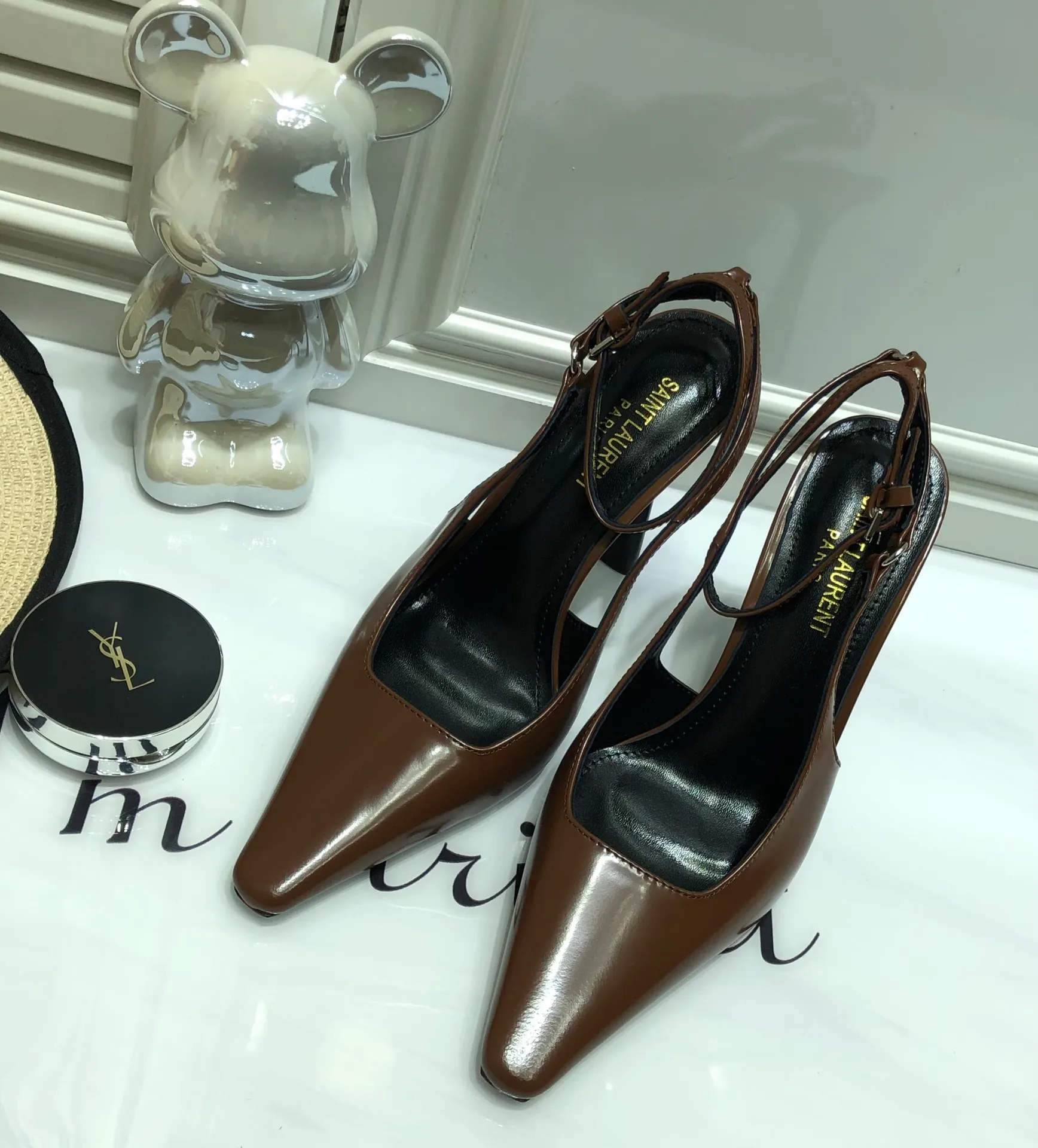 👟👟Ex-factory price 560👟👟 Top quality Saint Laurent/Yves Saint Laurent 2024 spring and summer new style👠Small square toe high heels of the same style as Rose. The layered leather high heels are very good at modifying the foot shape. In recent years, SLP has become more and more understanding of women in high heels. ysl beautiful high heels 👠Number of yards: 35-40 (41 customized, non-returnable) Upper: open edge beaded cowhide/patent leather, lining Imported sheepskin lining, sole: genuine leather outsole, heel height: 10cm (heel imported from Italy)